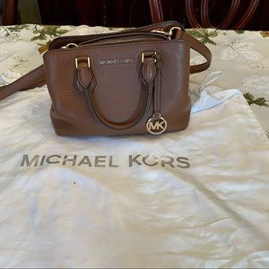 Michael kors shelia crossbody bag medium